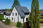 Ansicht - 2 Häuser zum sofort einziehen! Moderner Familientraum mit viel Platz in Wesernähe