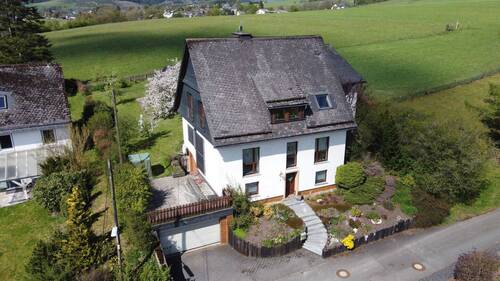 Außenansicht - Gepflegtes Zweifamilienhaus mit Weitblick in Bad Berleburg - Berghausen