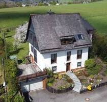 Gepflegtes Zweifamilienhaus mit Weitblick in Bad Berleburg - Berghausen