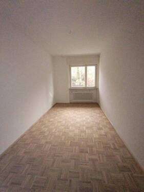 Kinder- bzw. Arbeitszimmer - 
