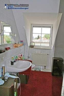 Bad mit Fenster - Dusche und Wanne - Etagenwohnung mit 62,00 m&sup2; in Wolnzach zur Miete