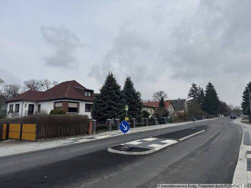 neu ausgebaute Straße - links befindet sich das Haus - 5 Zimmer Einfamilienhaus zum Kaufen in Oberbarnim