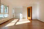 Wohnzimmer Blickrichtung offener Küche - 