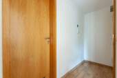 Wohnzimmer Blickrichtung Badezimmer, Diele und Wohnungstür - 