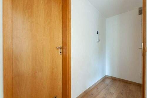 Wohnzimmer Blickrichtung Badezimmer, Diele und Wohnungstür - 