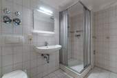 Badezimmer mit Waschmaschinenstellplatz - 