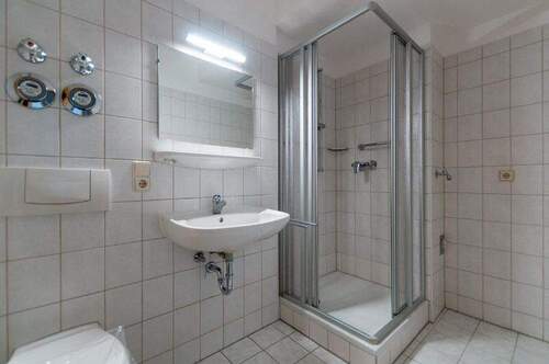 Badezimmer mit Waschmaschinenstellplatz - 