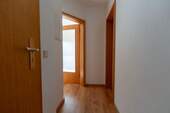 Diele Blickrichtung Wohnzimmer und Bad - 