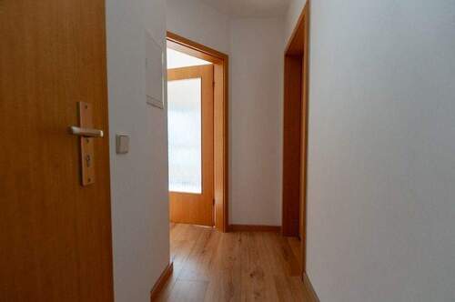 Diele Blickrichtung Wohnzimmer und Bad - 