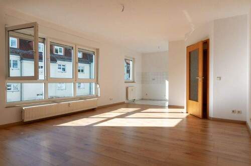 Wohnzimmer Blickrichtung offener Küche - 