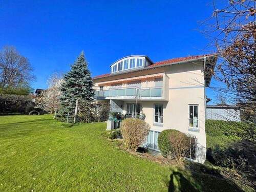 Blick zum Haus vom Garten - Mehrfamilienhaus, Wohnhaus mit 434,00 m&sup2; in Stephanskirchen zum Kaufen