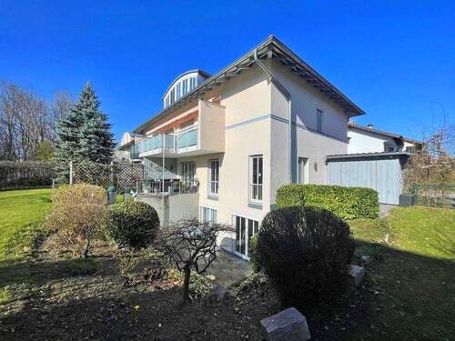 Blick zum Haus vom Garten - 