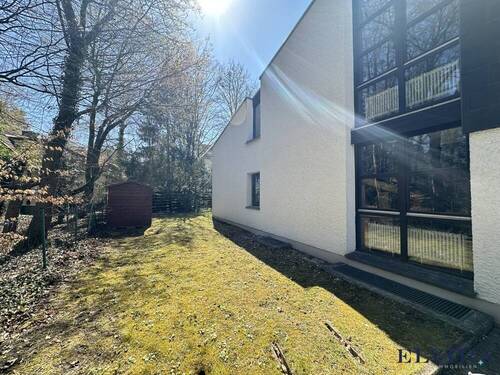 Hausansicht im Vorgartenbereich - 