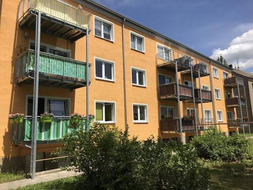 Hausansicht Rückseite - Neu sanierte 4-Raumwohnung mit zwei Balkonen