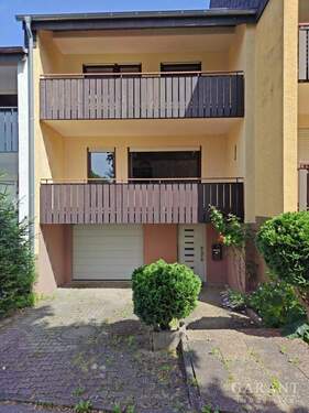 Hausansicht1 - Charmantes Reihenmittelhaus mit Garten, Balkon & Garage - ideal für Familien!