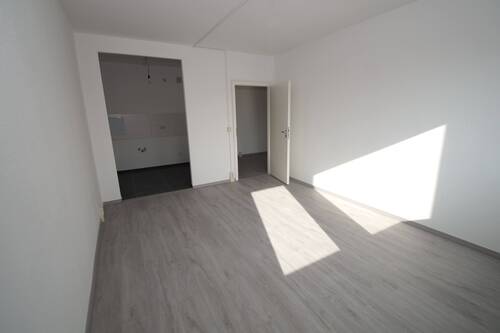 Wohnzimmer mit Blick zur Küche - 3 Zimmer Etagenwohnung in Magdeburg