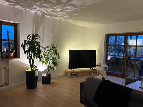 Wohnzimmer 1 mit 2. Balkon - 3 Zimmer Etagenwohnung zur Miete in Oberhaching