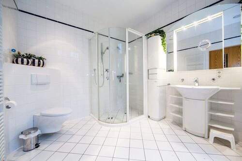 Bad mit Dusche EG - 8 Zimmer Mehrfamilienhaus, Wohnhaus in Borkum