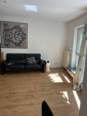 Wohnzimmer mit Bodentiefen Fenstern - 