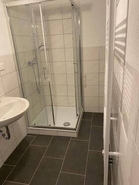 Bad mit Dusche - 