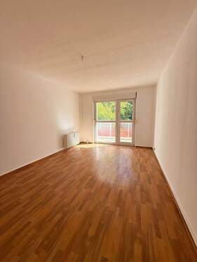 Wohnzimmer - Alt-Friedrichsfelde: bezugsfreie und gepflegte Nord-Süd 2-Zimmer-Wohnung, 55m² mit Süd-Balkon, ausreichend Stauraum & guter Infrastruktur
