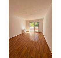 Alt-Friedrichsfelde: bezugsfreie und gepflegte Nord-Süd 2-Zimmer-Wohnung, 55m² mit Süd-Balkon, ausreichend Stauraum & guter Infrastruktur - Berlin