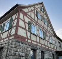 Sanierungsbedürftiges Einfamilienhaus mit zwei Nebengebäuden und großem Grundstück - Ilshofen / Leofels