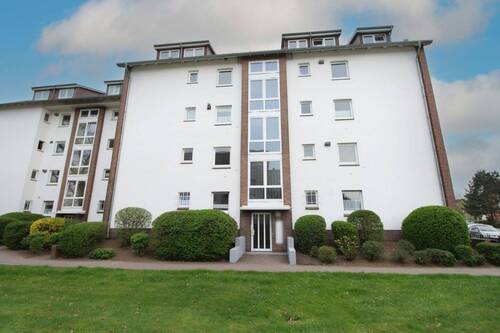 Außenansicht - Gepflegte 3-Zimmer-Wohnung mit Balkon, Einbauküche, PKW-Stellplatz und Kellerraum