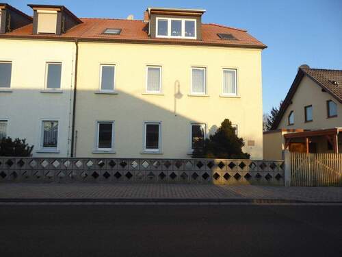 Hausansicht - Schöner Wohnen in Großlehna mit Carport und Garten!