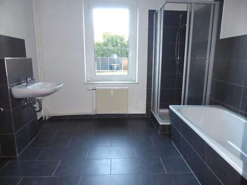 Badezimmer - 3 Zimmer Etagenwohnung zur Miete in Markranstädt