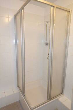 Bad mit Dusche - 
