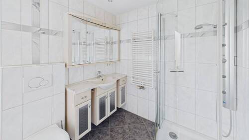 Bad mit Dusche/Wanne - 