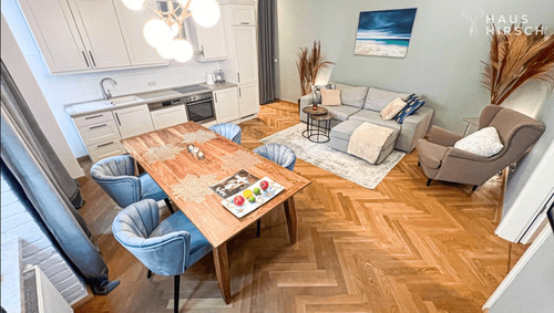 Wohnzimmer Blick in die Küche - Charmante Altbauwohnung vereint historisches Flair & modernen Komfort - Provisionsrabatt 2,5%!