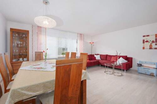 Wohnzimmer und Essbereich 1. OG - 6 Zimmer Reihenmittelhaus in Pfinztal