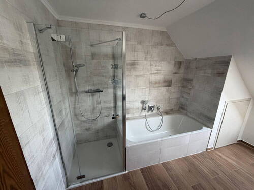 Dusche und Badewanne - Etagenwohnung mit 90,00 m&sup2; in Garbsen zur Miete