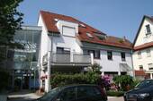 Außenansicht der Wohnung - Stadtnah und ruhig: Gut geschnittene 2-Zi.-Wohnung mit Balkon & Tiefgarage - fußläufig zum Bahnhof