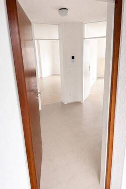 Hauseingang mit Sicht auf Flur - 
