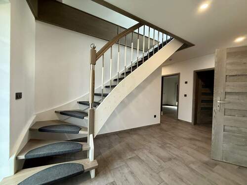 Flur - Neubau-Einfamilienhaus: Erstbezug mit 5 Zimmern und beheizter und geräumiger Garage