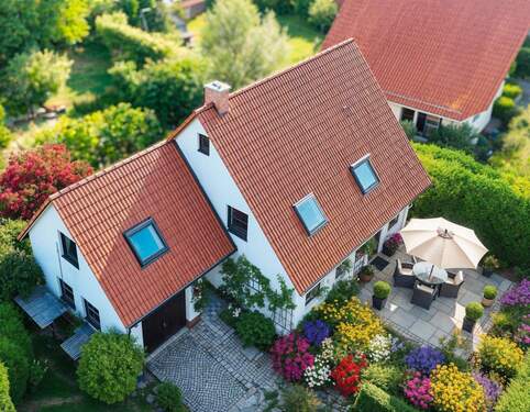 Haus Luftansicht - (KI generiert) - Willkommen in Dresden - Malschendorf - Ihr Haus zum Einziehen