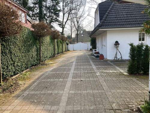 Auffahrt zum Haus - 5 Zimmer Einfamilienhaus in Hamburg