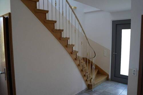 EG Flur mit Treppe - 