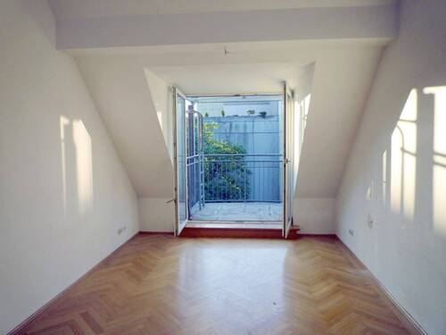 Wohnen - Gepflegte 3-Zimmer-Dachgeschoss-Wohnung mit Balkon in München-Ludwigvorstadt