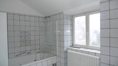 Badezimmer mit Badewanne - 
