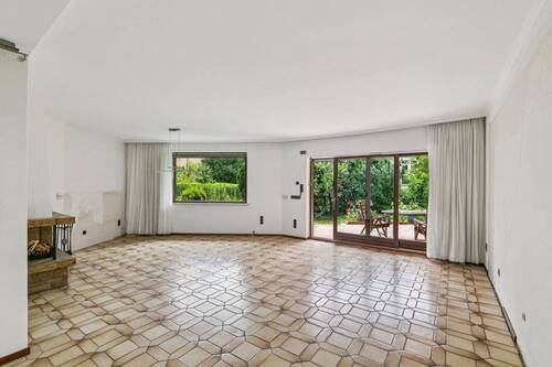 Wohnzimmer mit Blick in den Garten - 