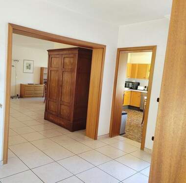 Flur OG mit Blick in Küche/WZ - 