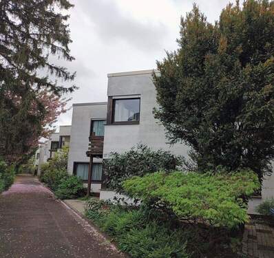 Hausansicht Mai 2025 - Großzügiges Reihenmittelhaus in Muffendorf mit Einliegerwohnung und sonnigem Atriumgarten