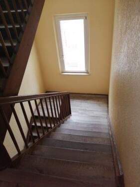 Treppenhaus mit schöner Holztreppe - 