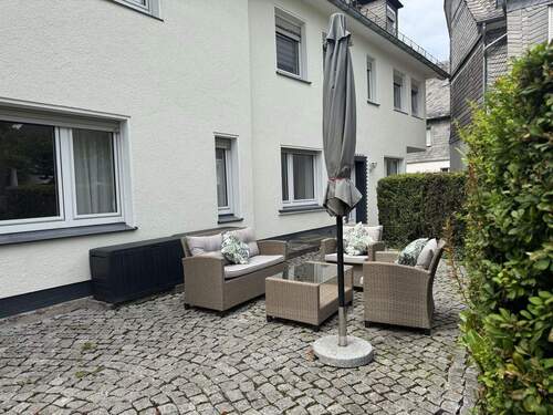 Terrasse Eingang Kirchplatz - Mehrfamilienhaus Meschede Remblinghausen -gepflegt-