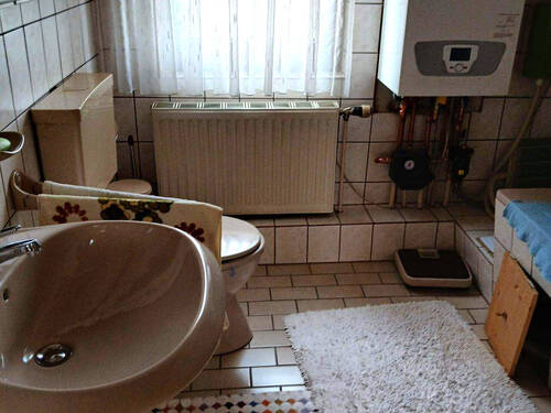 Bad mit Toilette im Obergeschoß - 