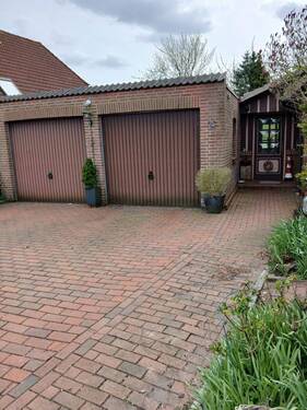 großzügige Doppelgarage mit viel Platz - 